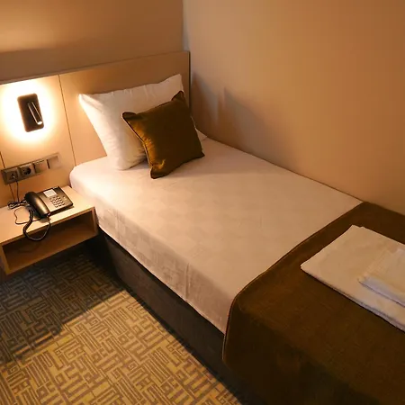 Bonnie Otel *